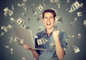 Homem de pé em notas de dólar chovendo - O programa WordPress WordAds