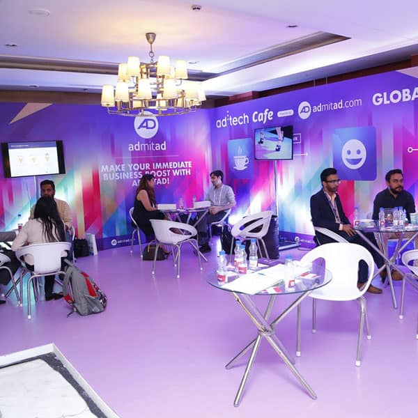 Conectarea cu participanții la evenimentul adtech