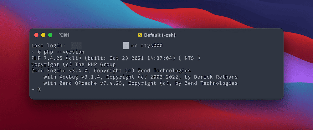 Big Sur 蓝色、红色和紫色渐变桌面背景,显示 macOS 终端窗口。它显示了 Zend Engine、Xdebug 和 Zend OPcache 的“php -version”命令,以及 PHP 版本号、版权声明和已安装的版本(包含版本号)。