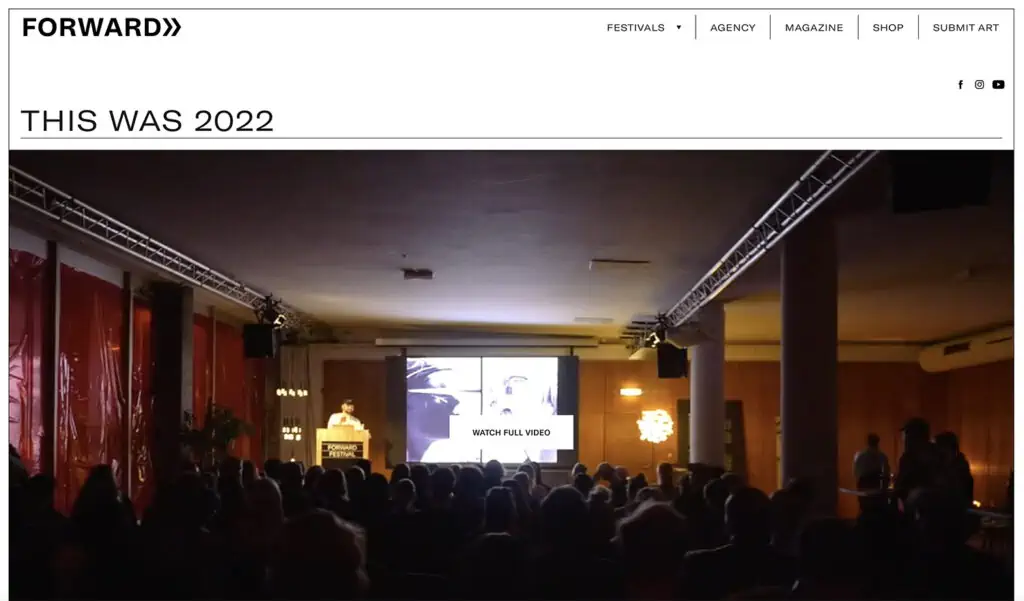 Situs web festival maju memiliki video layar penuh dengan warna minimal dan sederhana agar tidak berlebihan