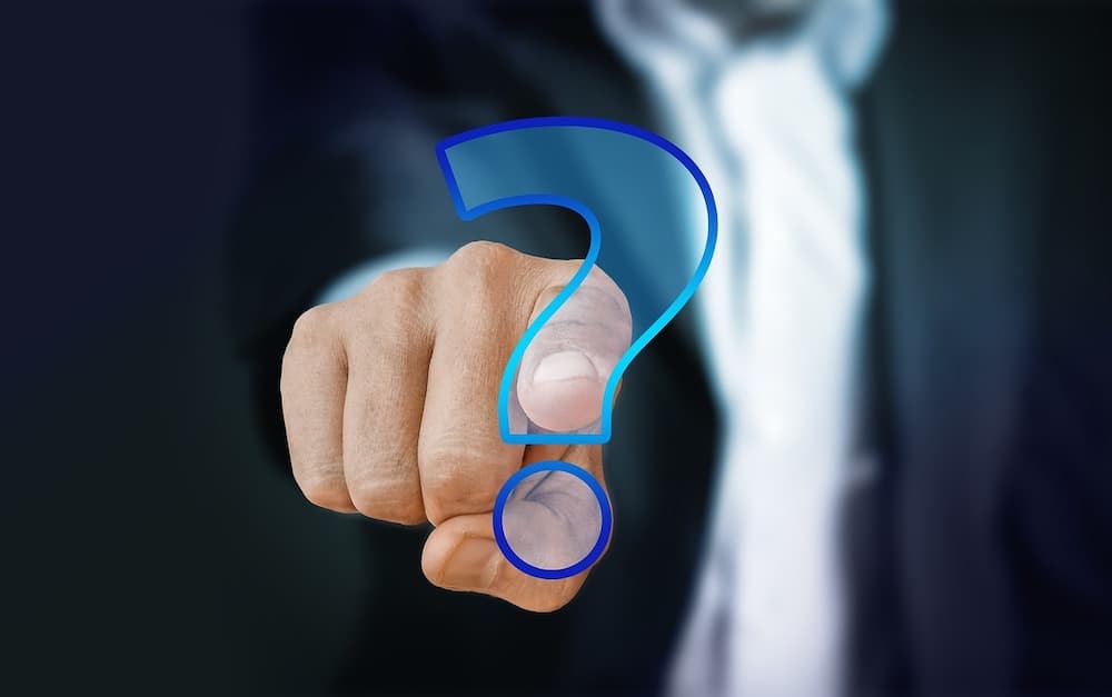 seo-fakten-gegen-fiktion-mann-zeigt-auf-fragezeichen