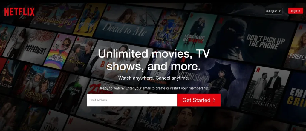Страница Netflix с популярными фильмами, телешоу на заднем плане, заголовком, подзаголовком и кнопкой поиска для начала работы.