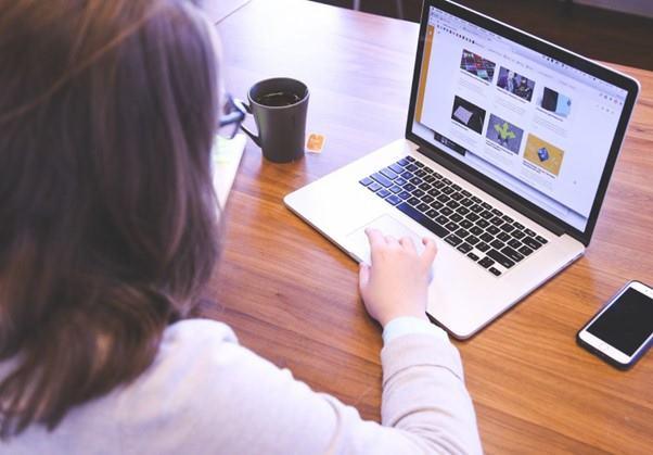Donna che esamina i contenuti online in un computer portatile