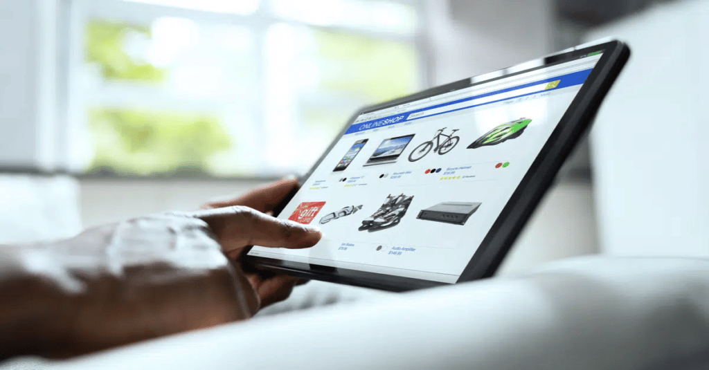 Eine Person durchsucht einen Online-Shop über ein Tablet