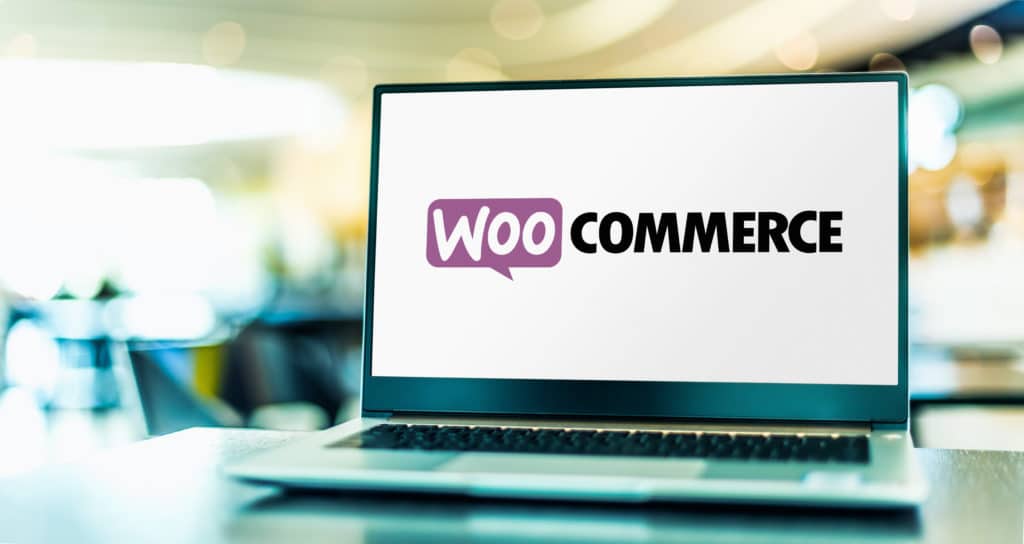 Ein Laptop-Bildschirm zeigt das WooCommerce-Logo