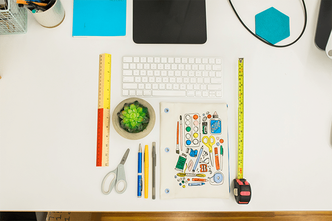 imagen de herramientas, reglas, teclado y planta alineados para mostrar la barra lateral de wordpress en el escritorio con otros libros y tecnología