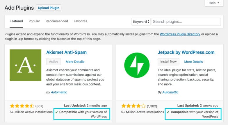 Captura de pantalla de la sección Agregar complementos del administrador de WordPress con el complemento Akismet Anti-Spam y el complemento Jetpack de WordPress.com. Los cuadros azules resaltan la sección debajo de cada uno que dice Compatible con su versión de WordPress