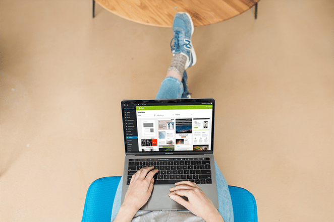 persona que trabaja en el tablero de wordpress con el complemento de boletín en la computadora portátil