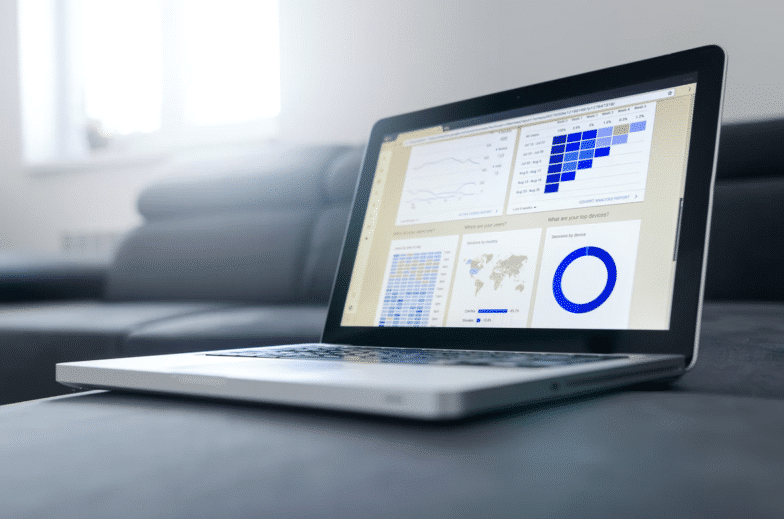 Laptop aperto su un cruscotto di statistiche su un divano