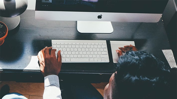 seorang pria bekerja di desktop