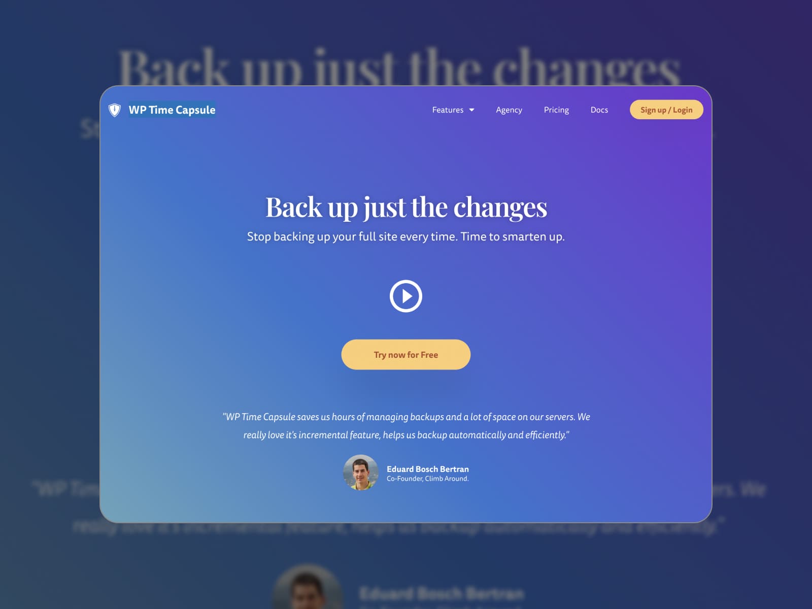 Beranda plugin WP Time Capsule dikembangkan dalam warna biru dengan menu dan tombol kuning.