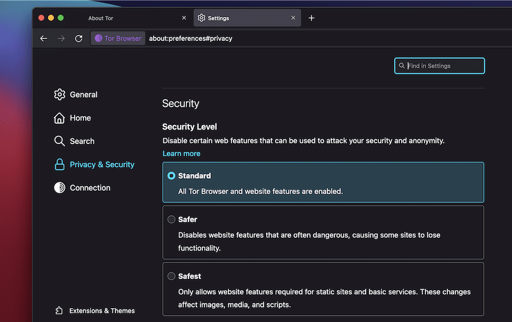 Una ventana del Navegador Tor sobre un fondo rojo, azul y morado que muestra la configuración de Privacidad y Seguridad. Hay tres botones de radio para las opciones Estándar, Más seguro y Más seguro, completos con texto explicativo.