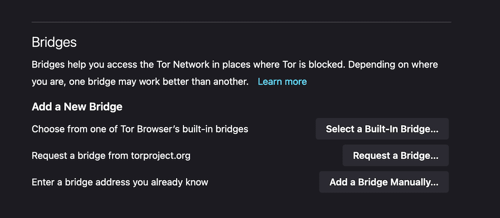 Una pequeña parte de la pantalla Conexión del navegador Tor que muestra opciones para conectarse a puentes. El encabezado dice "Puentes" y hay una subsección para "Agregar un nuevo puente". Aquí hay tres opciones para, "Seleccionar un puente incorporado...", "Solicitar un puente..." y "Agregar un puente manualmente..."