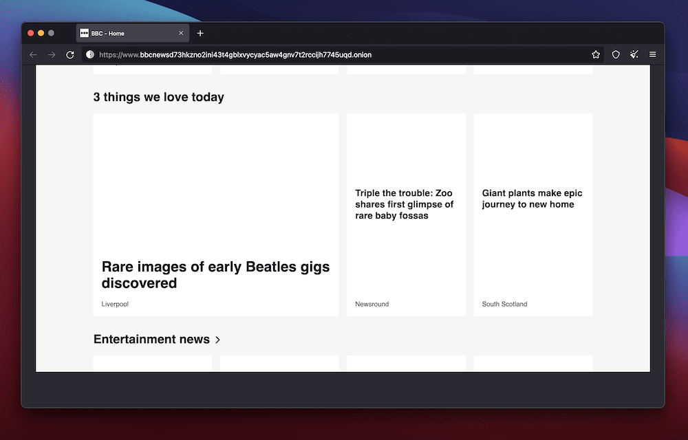 Una ventana del navegador Tor sobre un fondo rojo, azul y morado que muestra la versión .onion del sitio web de la BBC. Hay titulares para varias noticias, pero no hay imágenes.