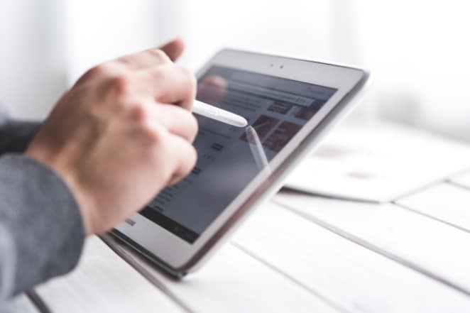Seseorang bekerja di iPad