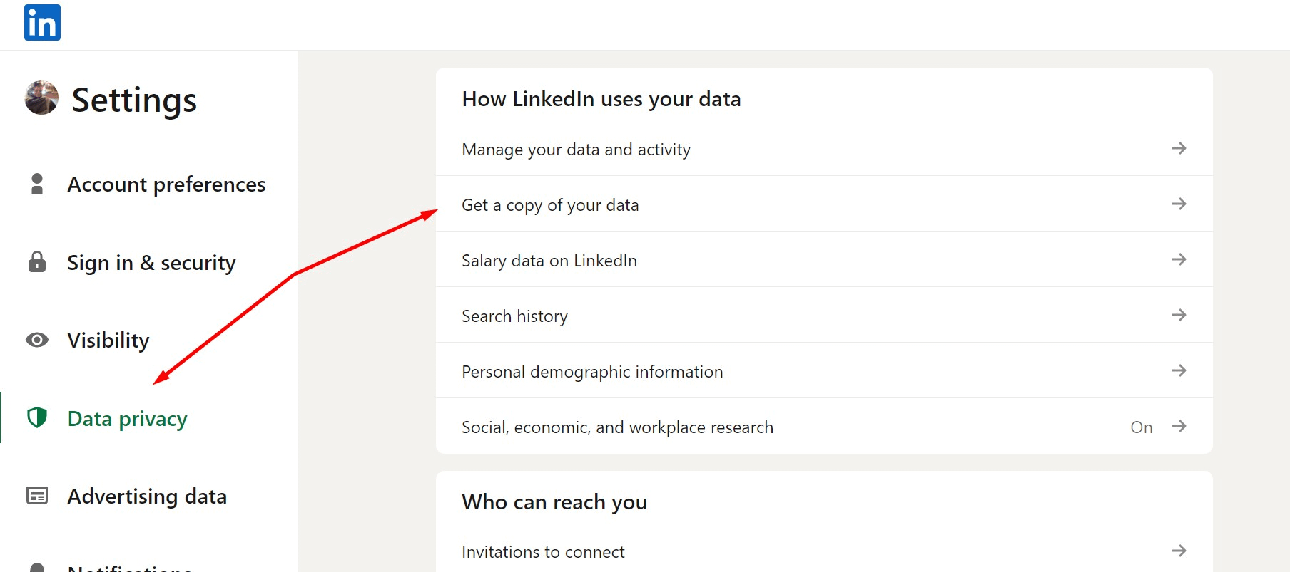 Cara menemukan alamat email seseorang dengan mendapatkan salinan data Anda di LinkedIn.