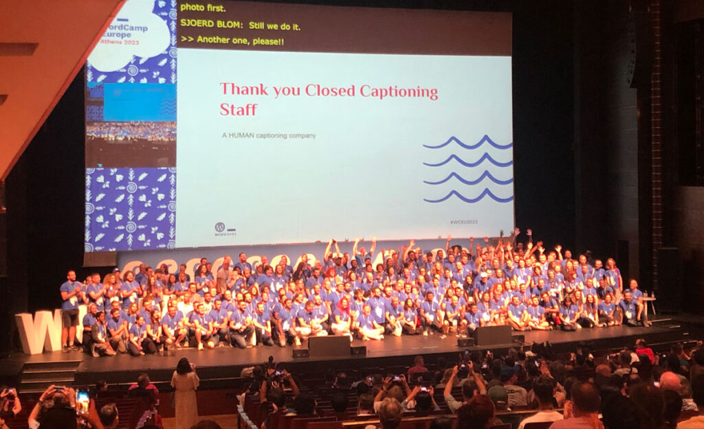 wordcamp europe 2023 ステージ上のボランティア