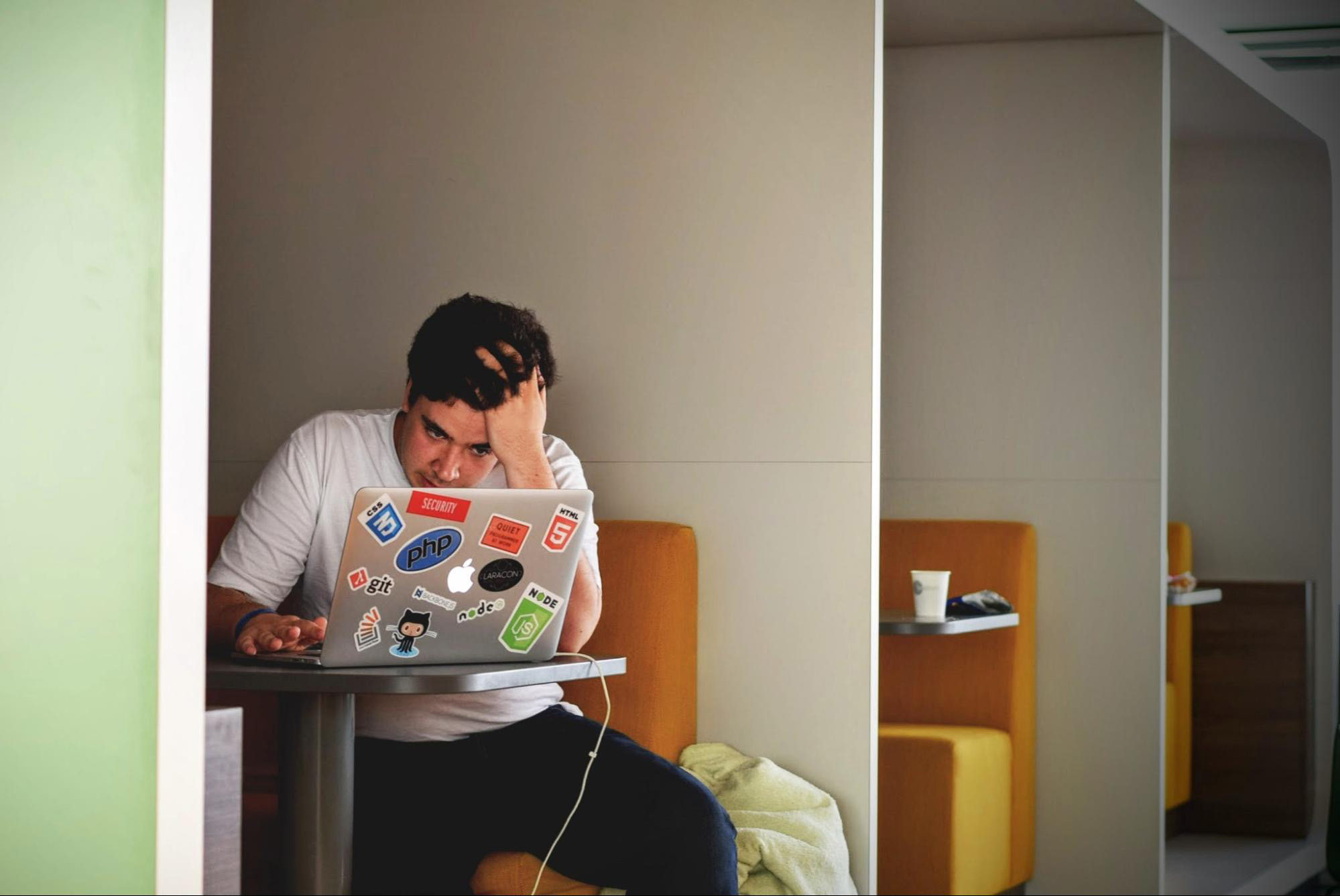 Frustrierter Entwickler, der an einem Laptop arbeitet