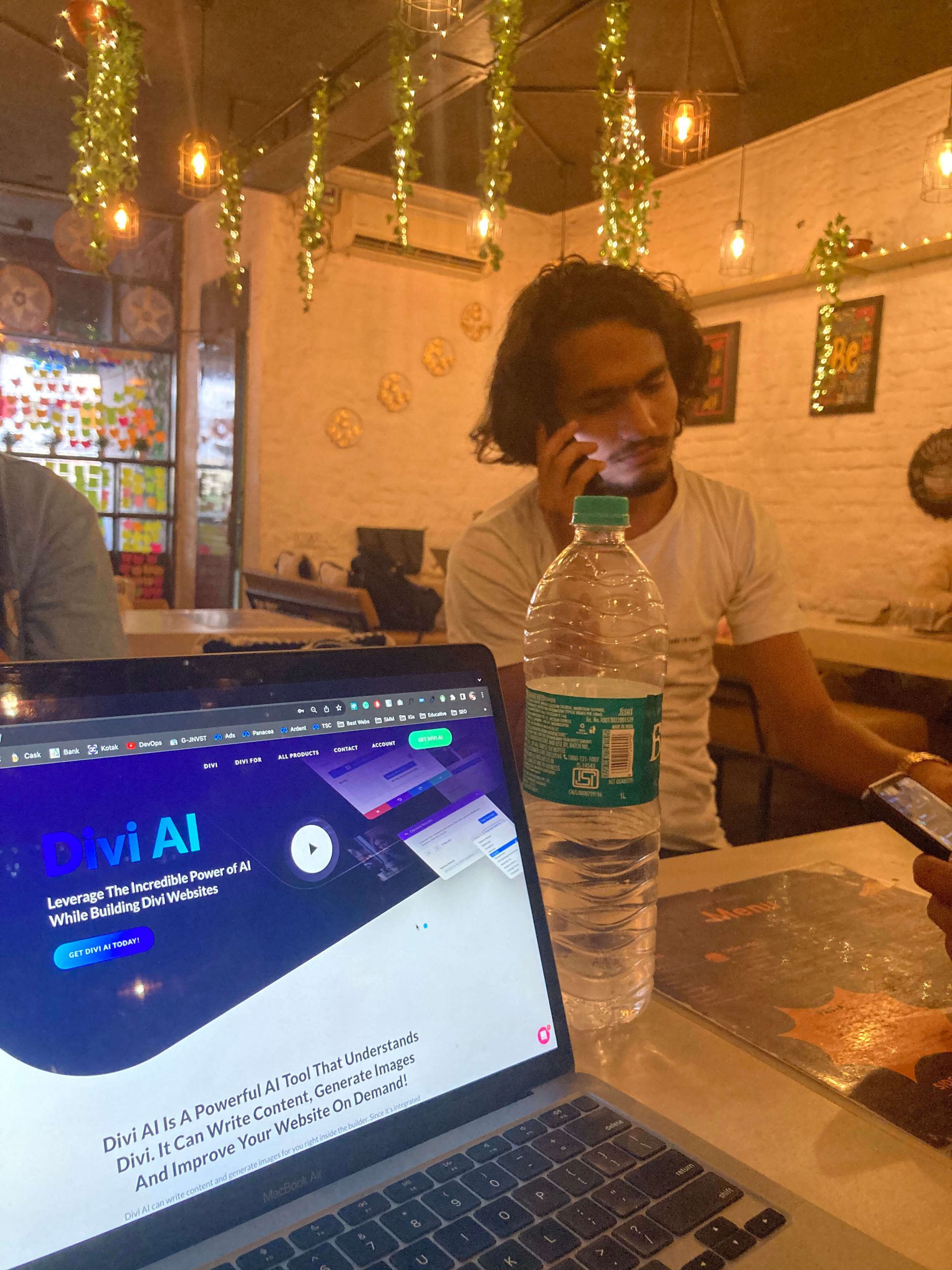 Divi Delhi NCR 모임 책상에 앉아 있는 1명