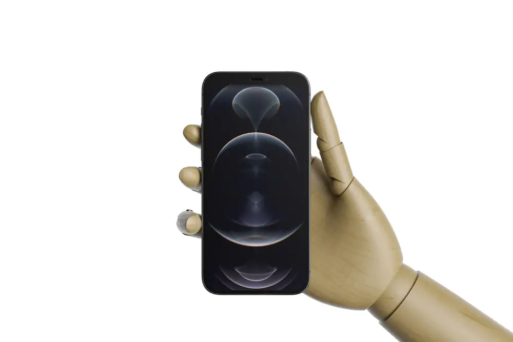 Mockup di iPhone 12 Pro con mano in legno -