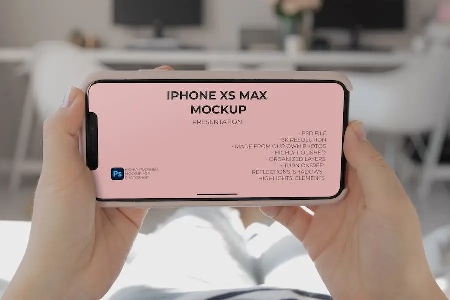 Modello di iPhone Xs Max tenuto in mano da una donna a casa -