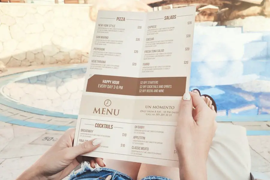 Doppelt gefaltetes Menü-In-Hand-Mockup –