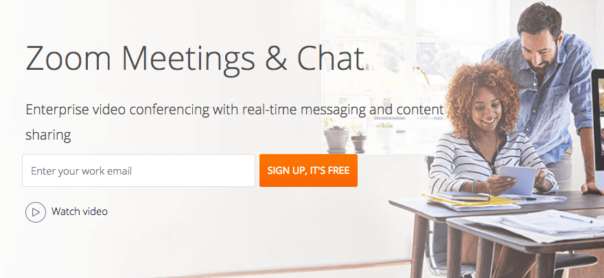 Zoom'un web sitesi, tablet kullanan iki kişi.