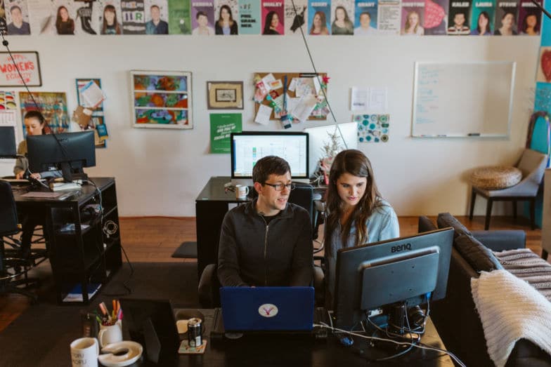 diseñadores-web-discutiendo-planes-de-pago