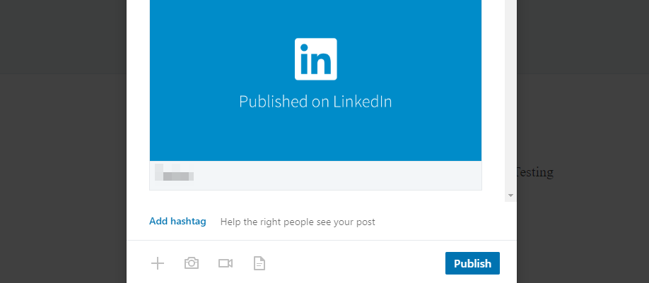 Ajouter des hashtags à une publication sur LinkedIn.