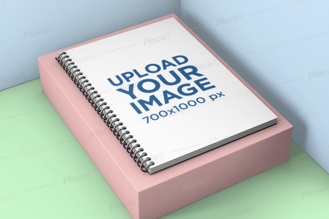 mockup di un quaderno a spirale su un piccolo piedistallo