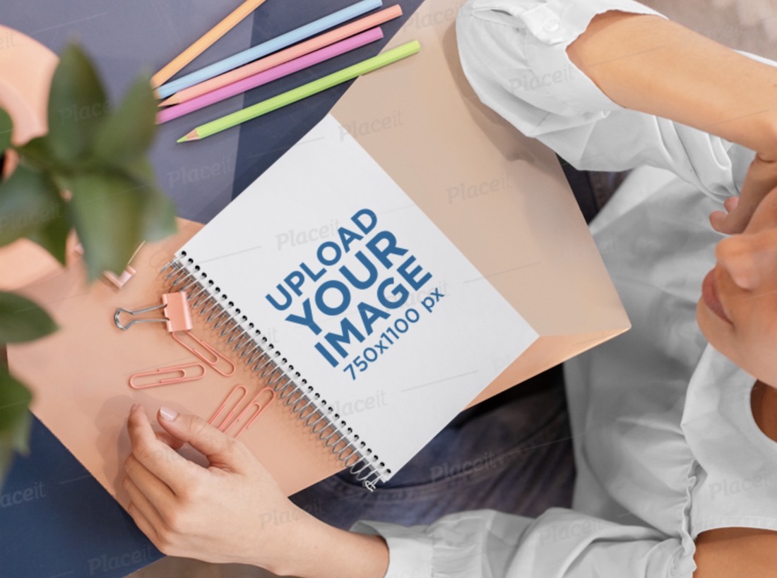mockup di quaderno di una donna che studia