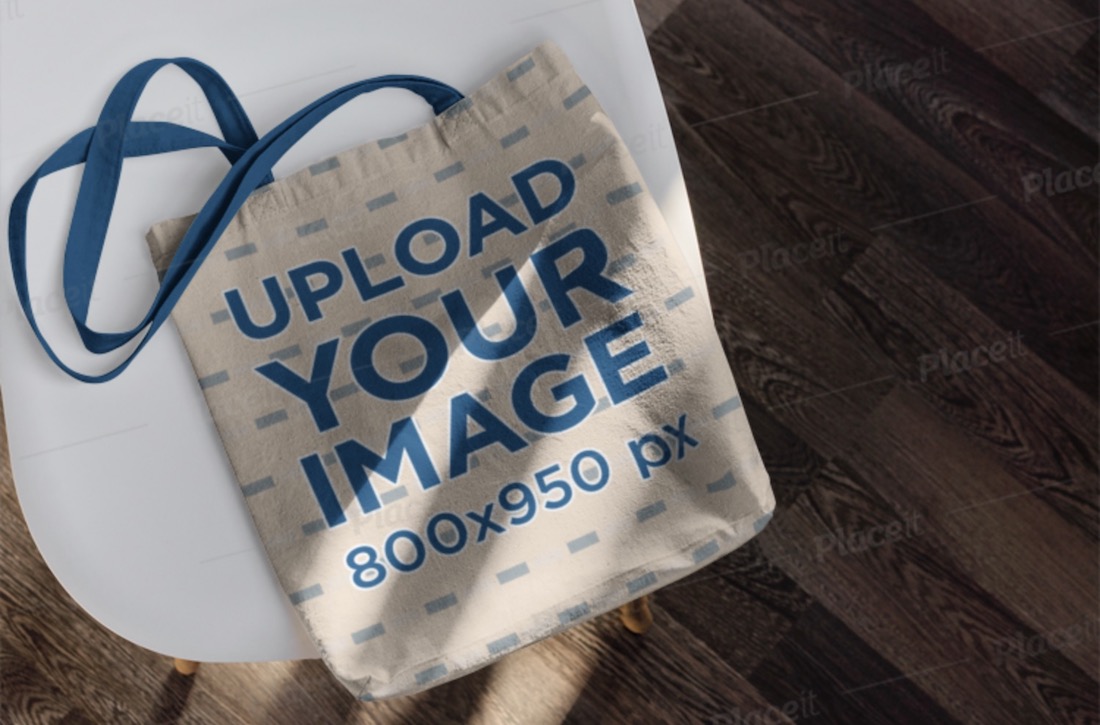 mockup di una borsa tote vuota su un tavolo