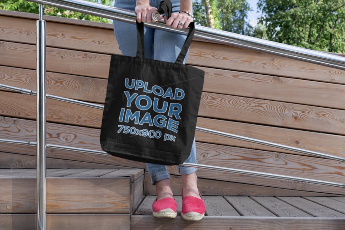 donna che tiene il modello di borsa tote mockup modello di borsa tote