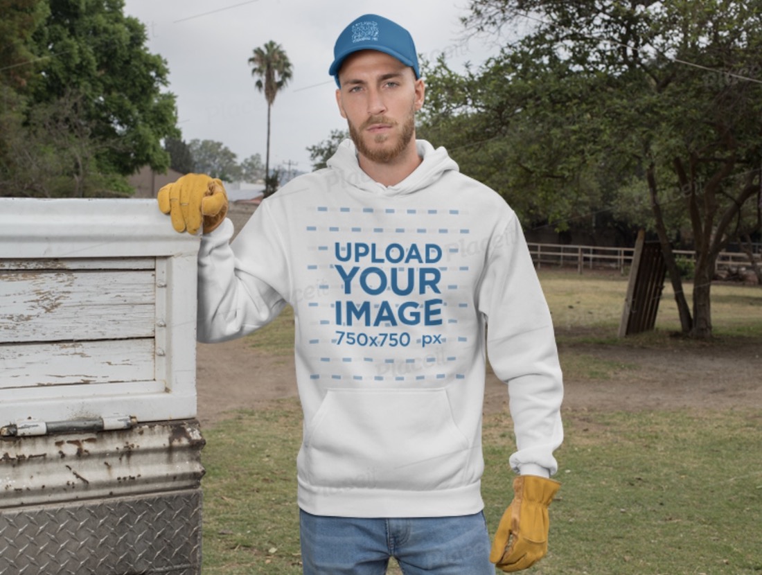 travailleur de ranch portant un sweat à capuche et une maquette de casquette de camionneur