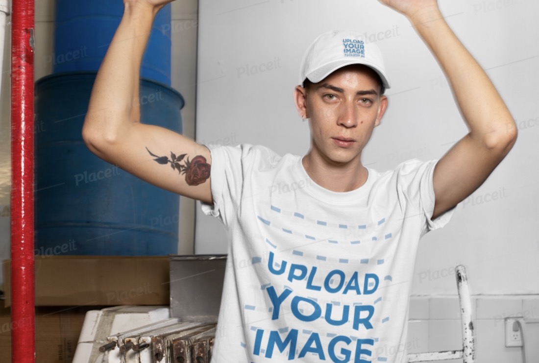 homme portant un chapeau de papa et une maquette de chemise