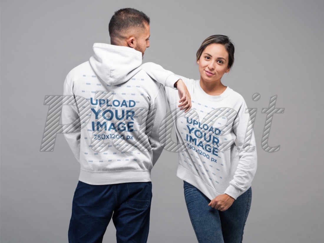 homme portant un pull à capuche et une femme portant une maquette de sweat-shirt
