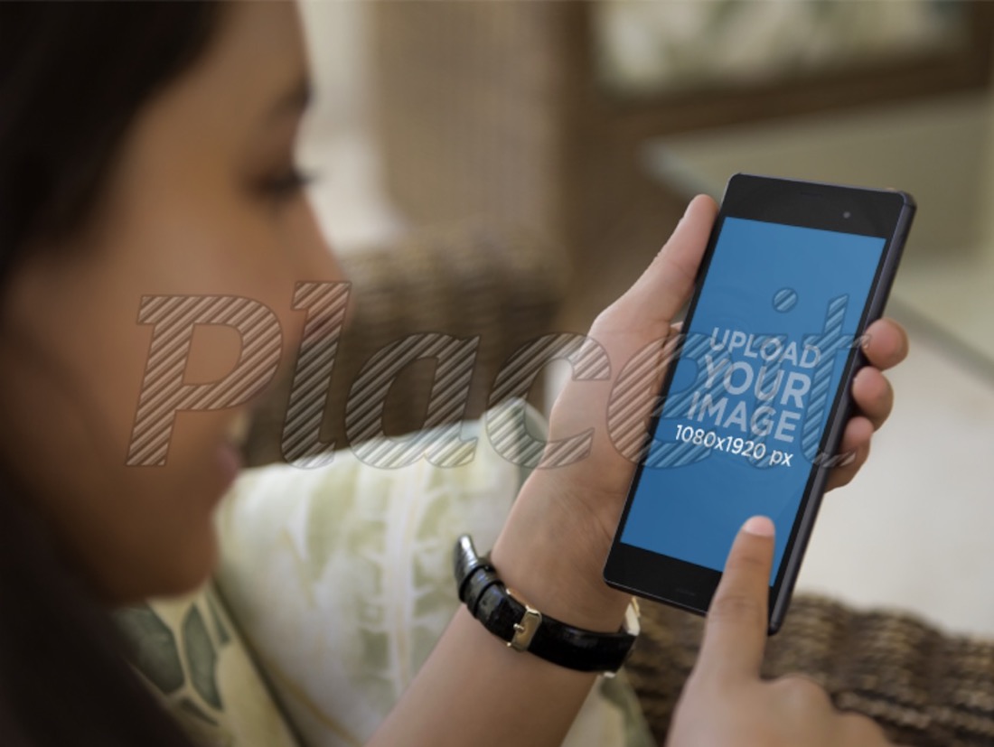 jeune femme avec son smartphone android