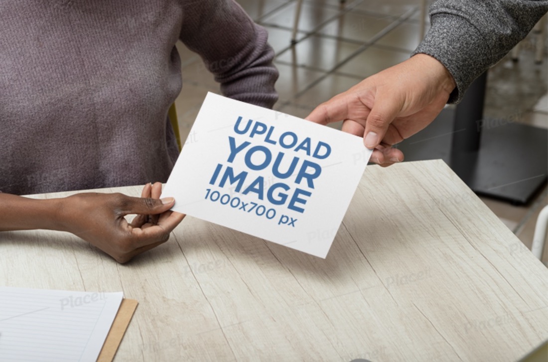 mockup yang menampilkan dua orang memegang selebaran a5