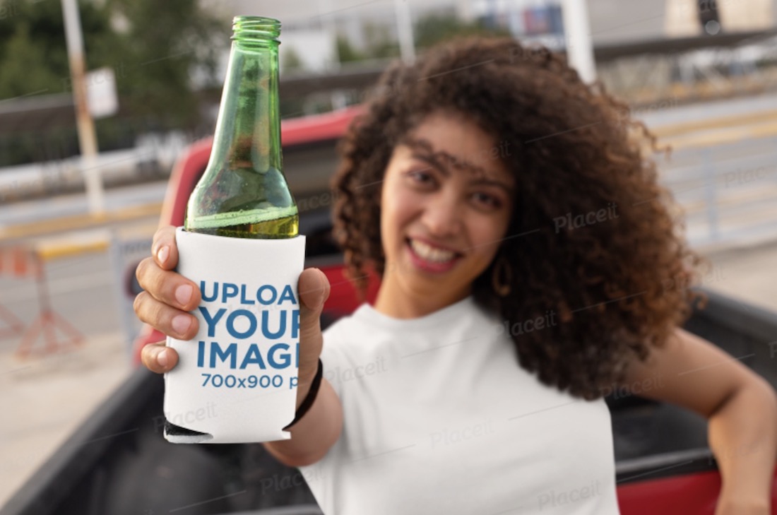 Modell einer Frau mit einem Bier in einem Koozie