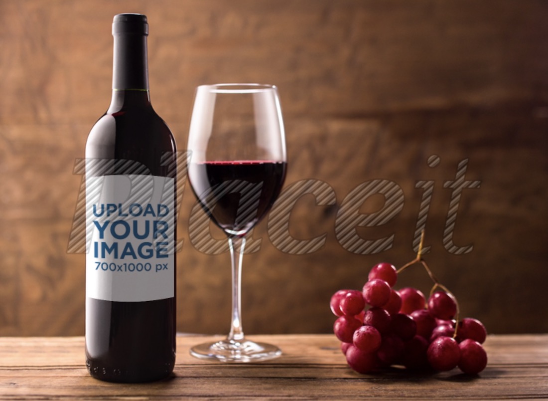 modello di un vino rosso su un tavolo di legno con uva