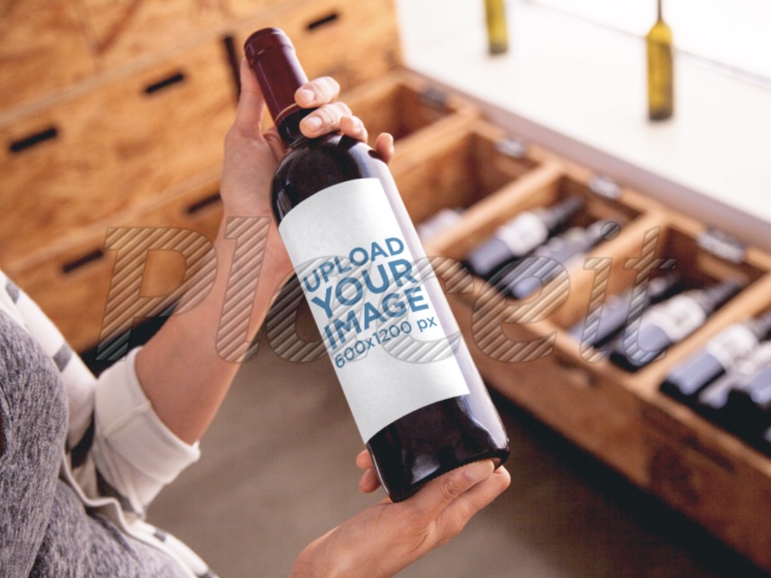 mockup con una donna che tiene una bottiglia di vino
