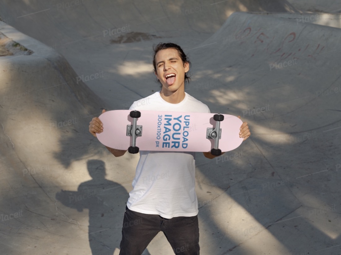 mockup skateboard yang menampilkan skater pria