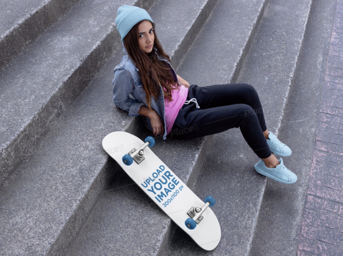mockup skateboard seorang wanita dengan beanie duduk di tangga beton