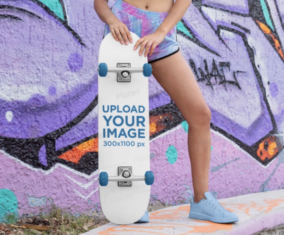 mockup skateboard yang menampilkan model wanita