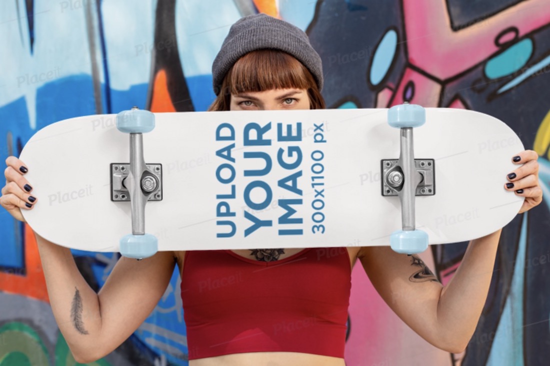 maket seorang wanita memegang skateboard di depan wajahnya