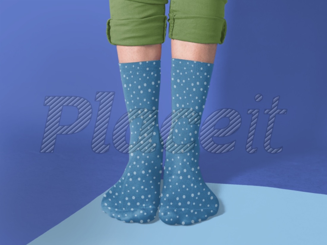uomo che indossa calzini mockup