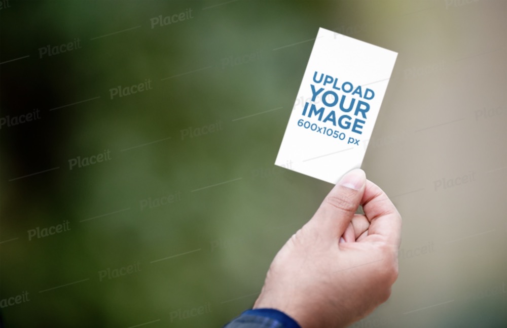 mockup tangan memegang kartu nama vertikal