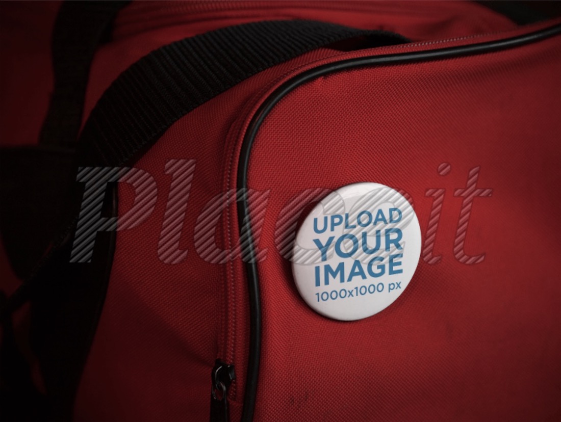 mockup con un bottone su una borsa da palestra rossa