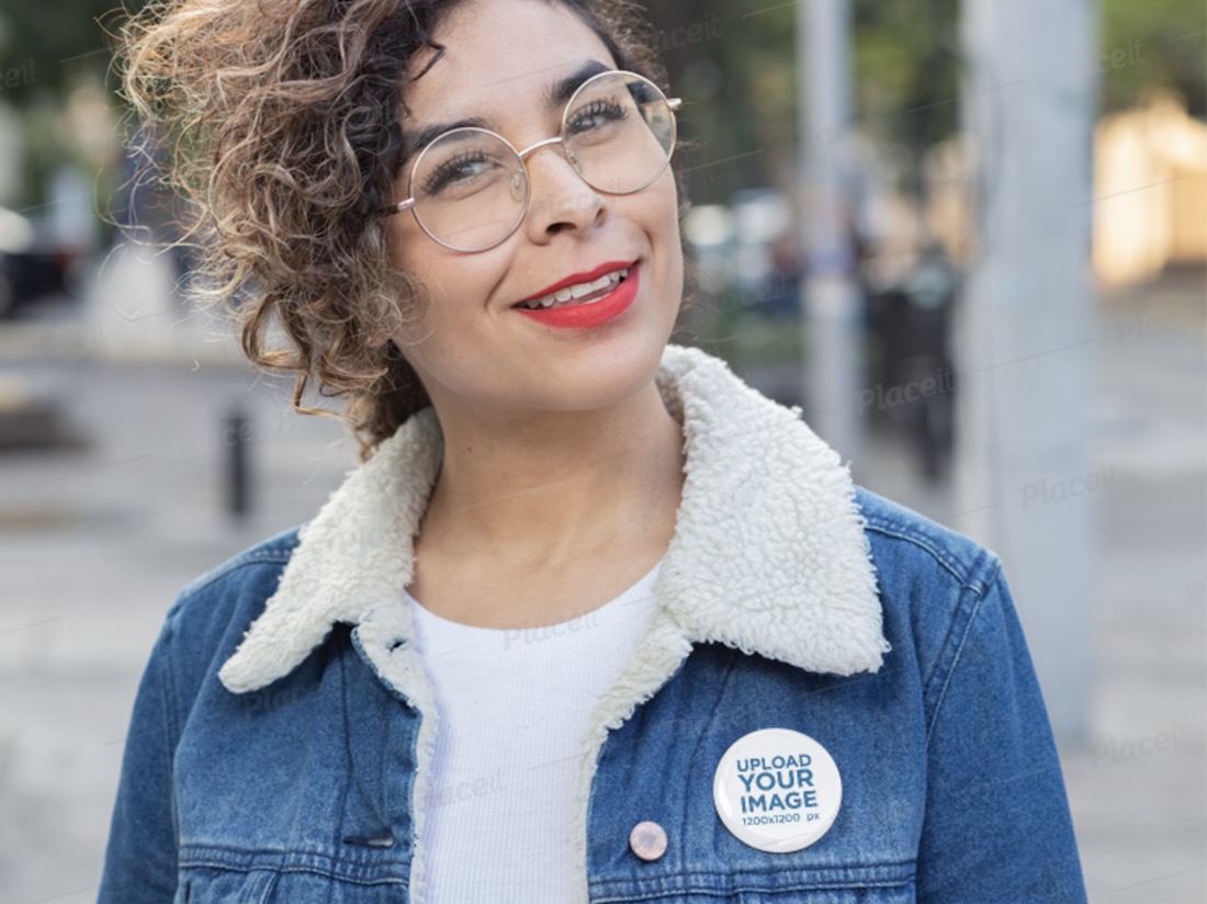 mockup di una donna che indossa una spilla da campagna politica