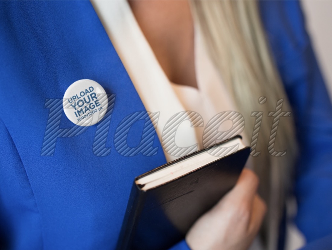 pulsante su un mockup di vestito blu da segretaria